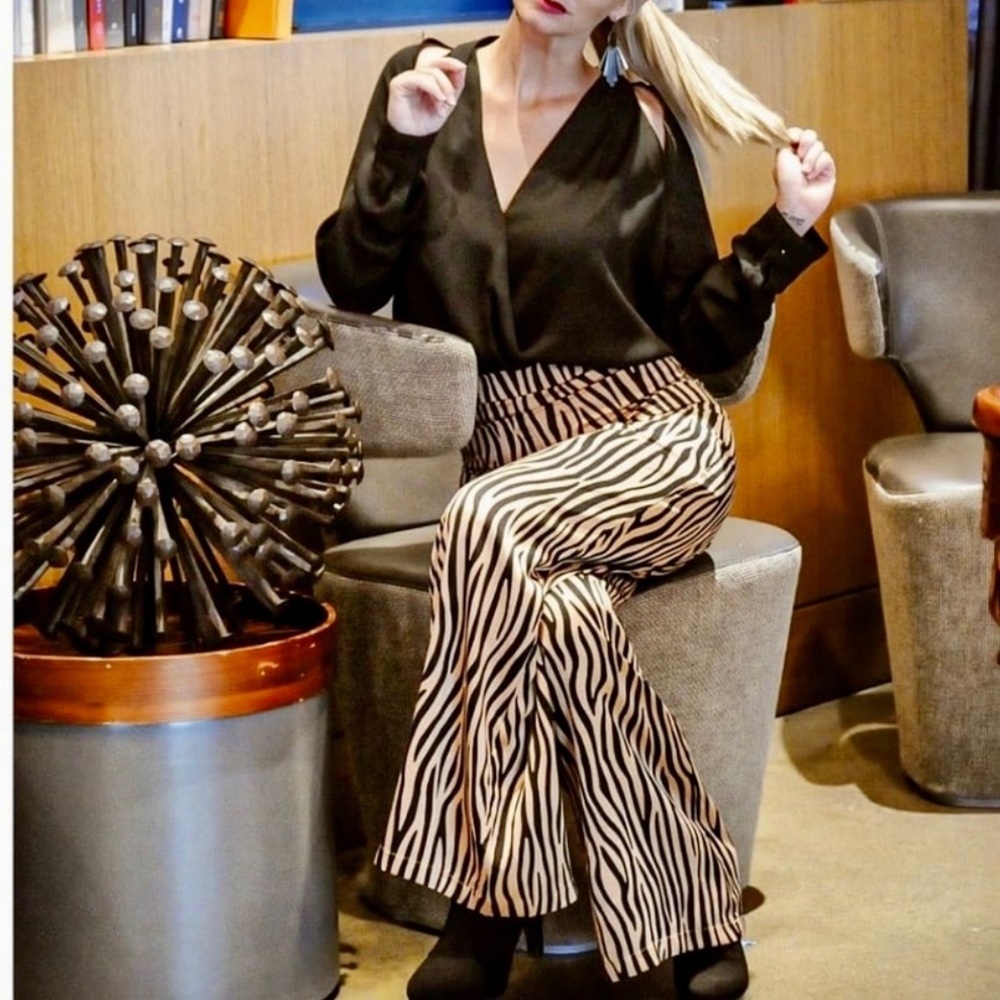 ❤️Satin Animal wide leg Pants - Picture 2 of 7